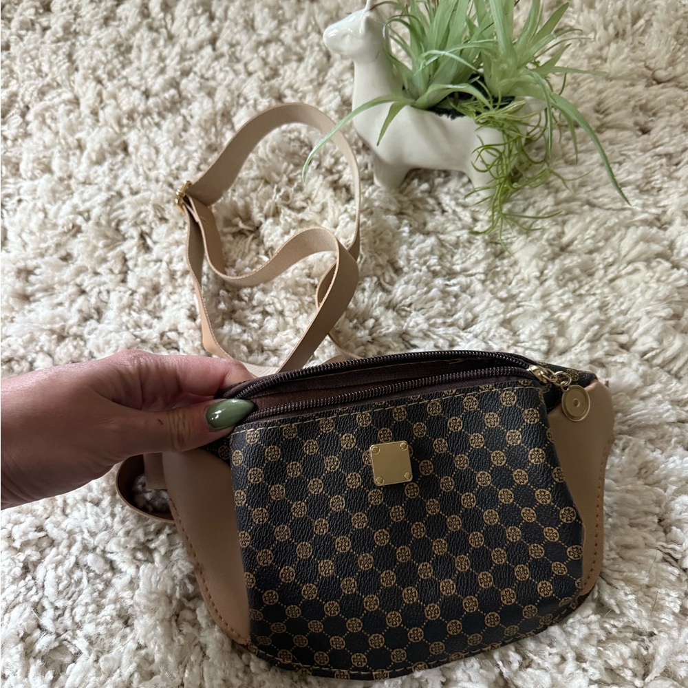 Chic Designer Tan and Brown Crossbody Bag - Picture 2 of 4